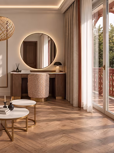 Wohnbereich des Superior Rooms im Art-Déco-Stil mit gemütlicher Sofa, Schreib- oder Schminktisch sowie direktem Zugang zum Balkon