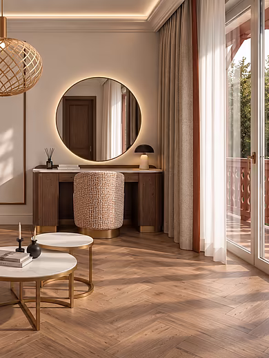 Wohnbereich des Superior Rooms im Art-Déco-Stil mit gemütlicher Sofa, Schreib- oder Schminktisch sowie direktem Zugang zum Balkon