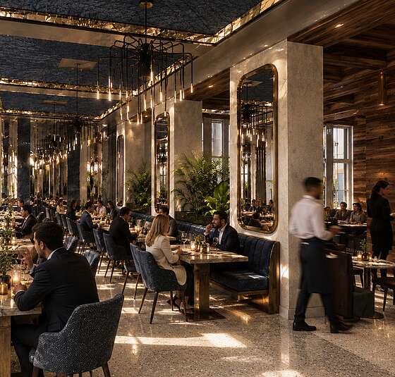 Historischer Ballsaal im Mazaggs – Alpenhof am Achensee, ehemals Speisesaal des Alpenhofs, mit elegantem Art-Déco-Design, großzügigem Restaurantbereich und stilvoll gedeckten Tischen.