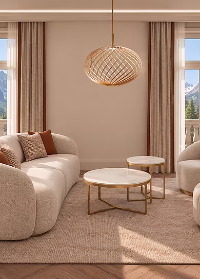 Großzügiger Wohnbereich der Superior Suite im Art-Déco-Stil mit zwei Sofa, zwei Balkonzugängen und Blick auf das Karwendelgebirge.