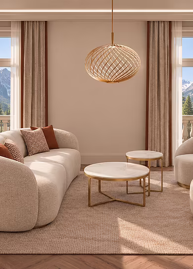 Großzügiger Wohnbereich der Superior Suite im Art-Déco-Stil mit zwei Sofa, zwei Balkonzugängen und Blick auf das Karwendelgebirge.