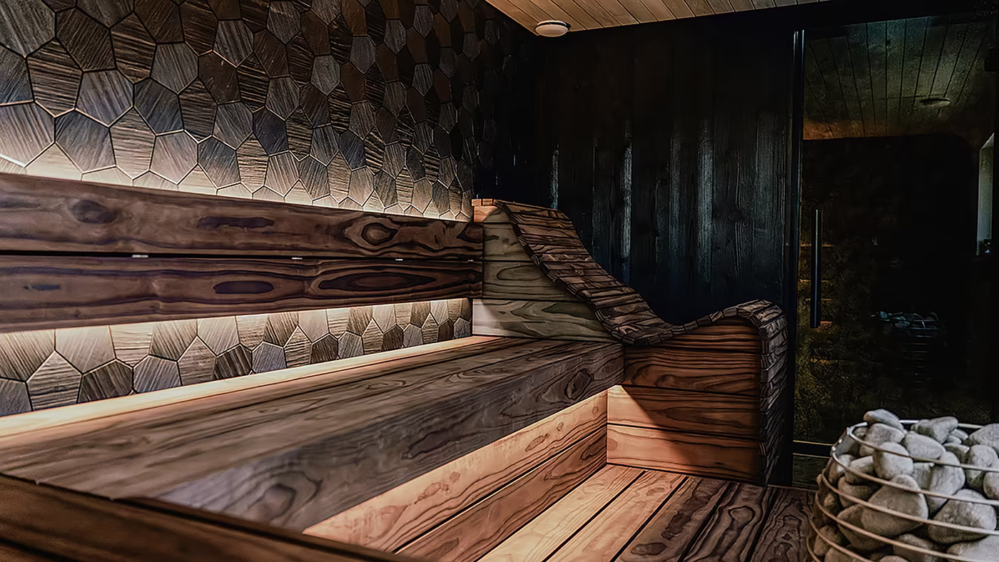 Moderne Sauna mit Holzinterieur und warmem Licht im Spa-Bereich.