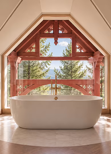 Freistehende Badewanne in der Penthouse Spa Suite im Art-Déco-Stil vor großem Giebelfenster mit Blick ins Achensee