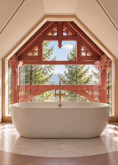 Freistehende Badewanne in der Penthouse Spa Suite im Art-Déco-Stil vor großem Giebelfenster mit Blick ins Achensee