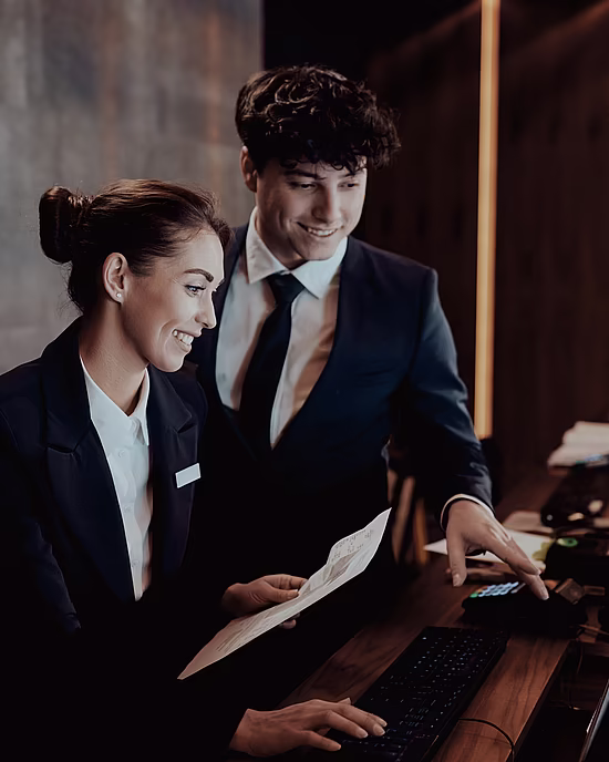 Rezeptionsteam am Computer © Adobe Stock