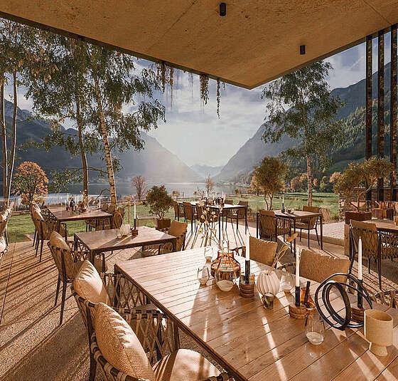 Restaurantterrasse im Pavillon mit Panoramablick auf den Achensee und die Tiroler Bergwelt