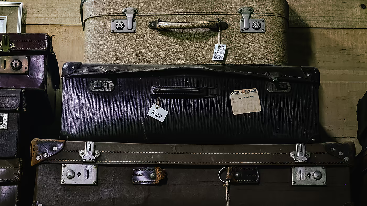 Gestapelte Koffer als Symbol für Ankunft und Gästebetreuung im Hotel.