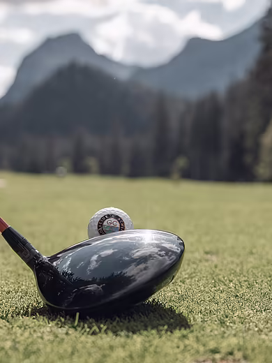 Abschlag am Golfplatz in Pertisau