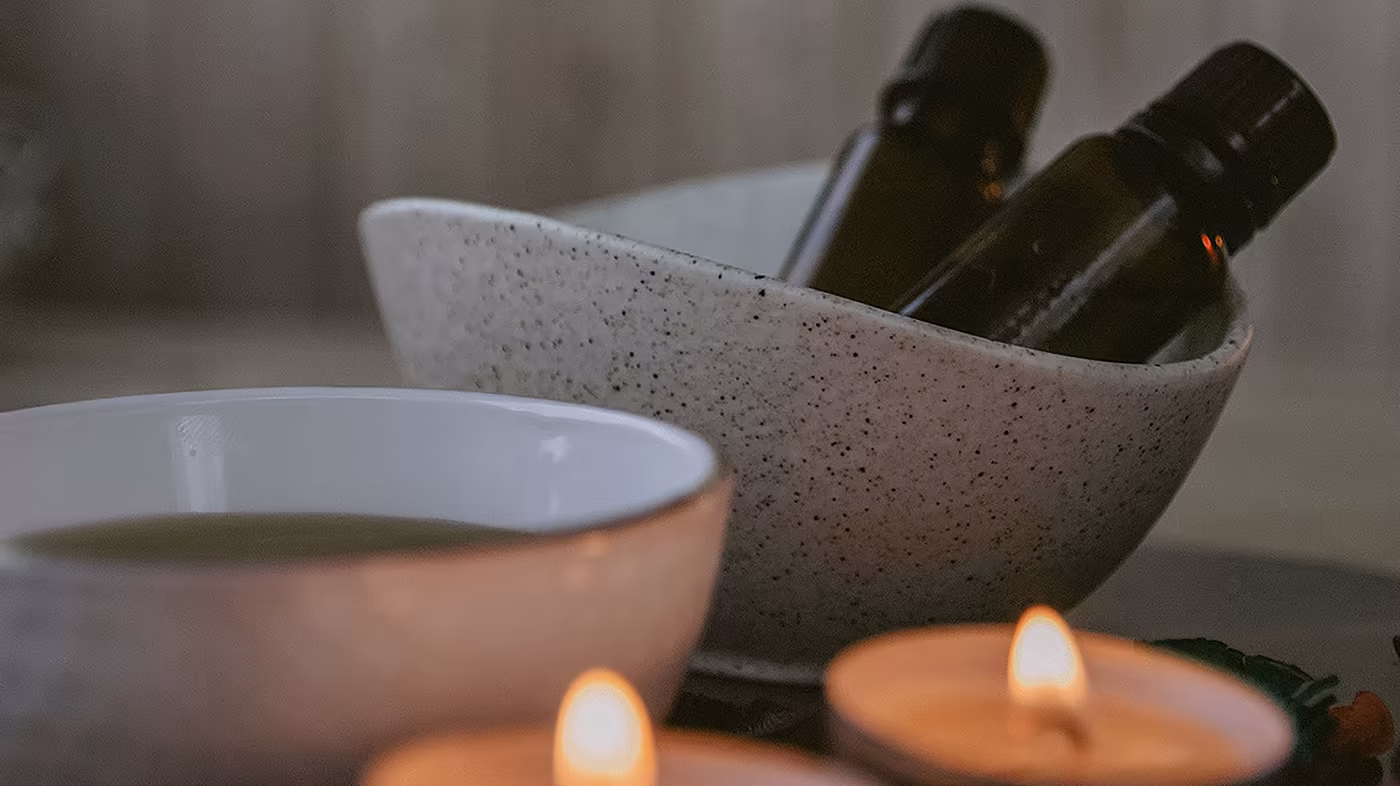 Öle und Pflegeprodukte für Massageanwendungen im Spa-Bereich des Hotels.