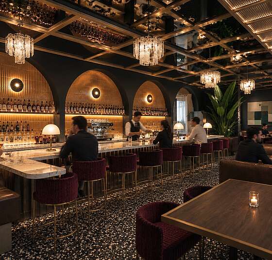 Elegante Bar im 1920er-Jahre-Stil im Restaurant Siegfrieds beim See, bekannt für mediterrasianische Küche und contemporary flavours.