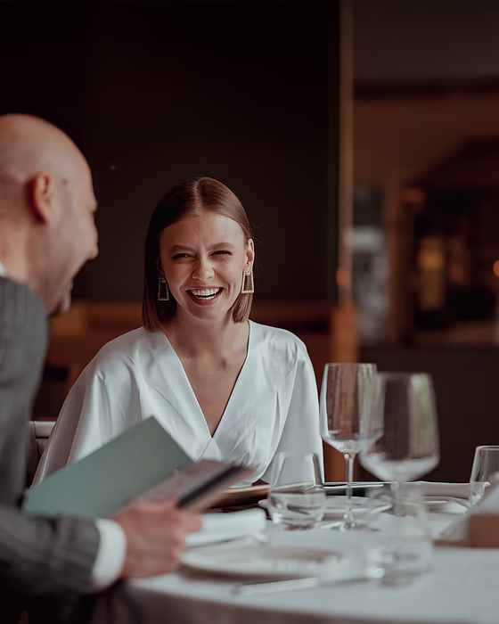 Gäste genießen Speisen und Unterhaltung im Restaurant Siegfrieds im Mazagg
