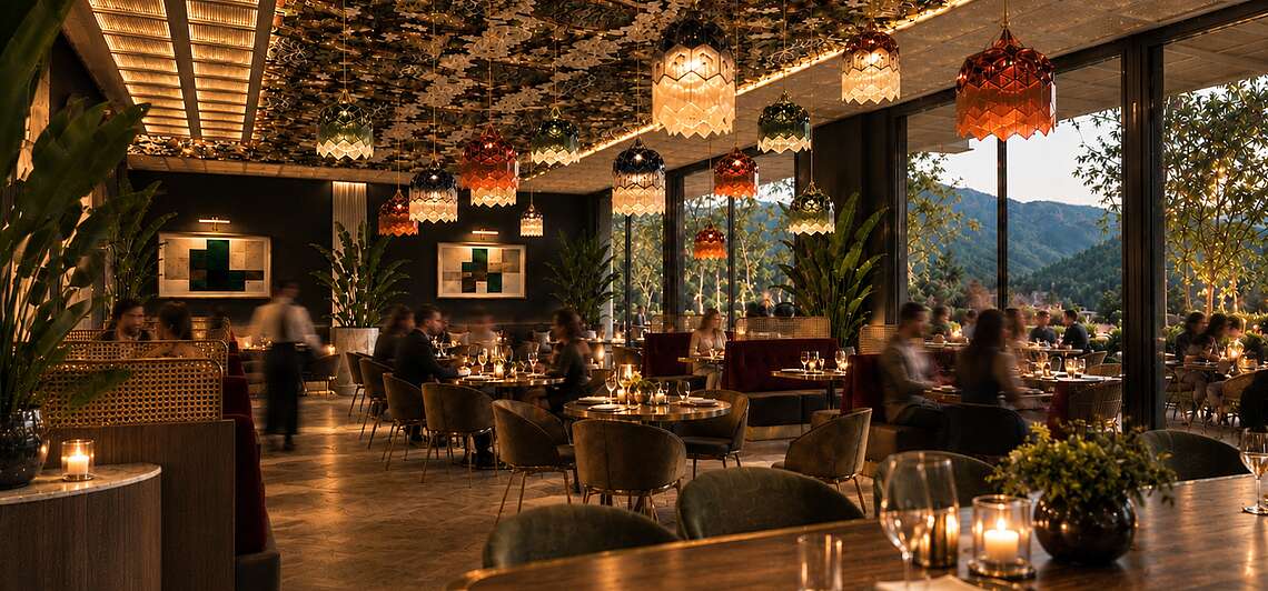 Eleganter Restaurantbereich im Siegfrieds beim See im Mazaggs – Alpenhof am Achensee mit stilvollem Art-Déco-Design, farbenfrohen Designleuchten, gemütlichen Sitzgruppen und großen Panoramafenstern mit Bergblick.