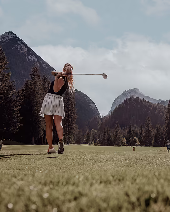 Frau golft am Golfplatz Achensee