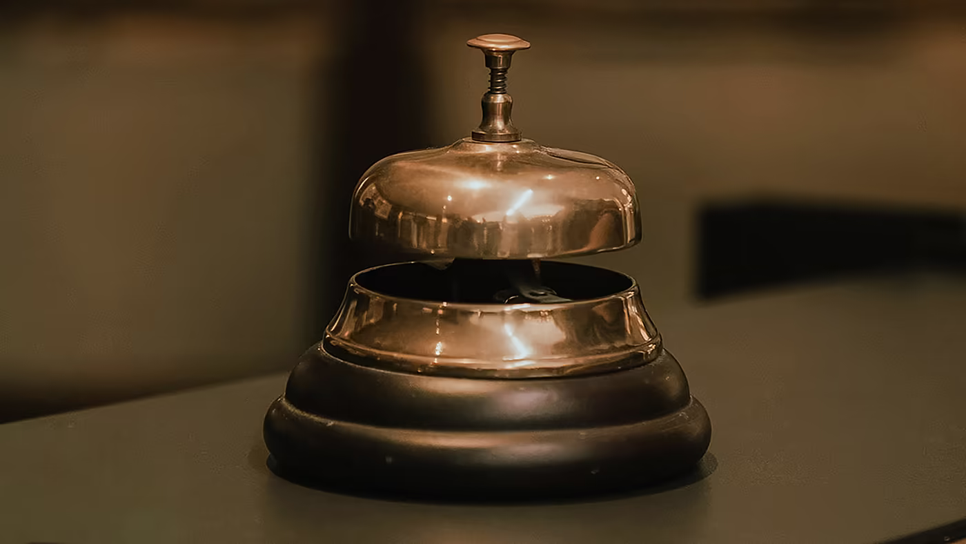 Klingel an der Rezeption als Symbol für Empfang und Gästeservice im Hotel.