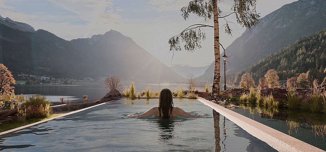 Panorama Pool im ALMA SPA & SPORTS mit Blick auf den Achensee und die Tiroler Bergwelt.