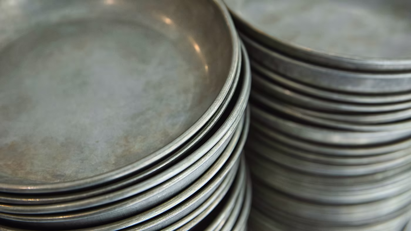 Gestapelte saubere Teller in der Hotelküche nach dem Spülvorgang.