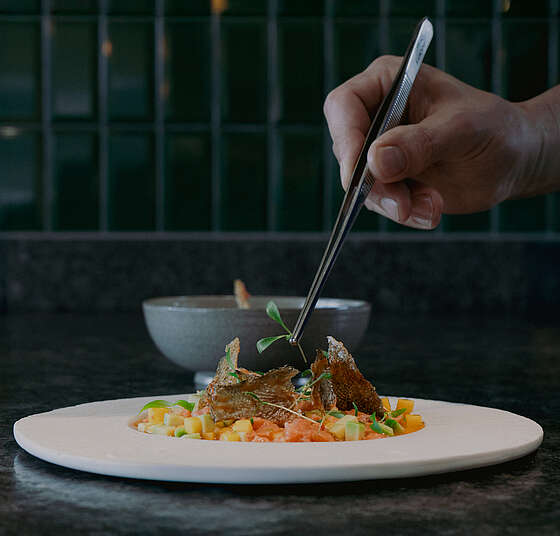 Fine Dining im Siegfrieds beim See im Mazaggs mediterran-asiatische Fusionsküche mit hochwertig angerichtetem Gourmetgericht