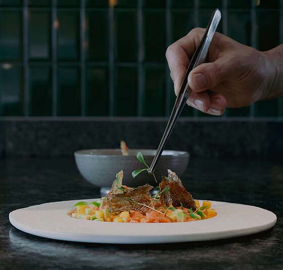 Fine Dining im Siegfrieds beim See im Mazaggs mediterran-asiatische Fusionsküche mit hochwertig angerichtetem Gourmetgericht