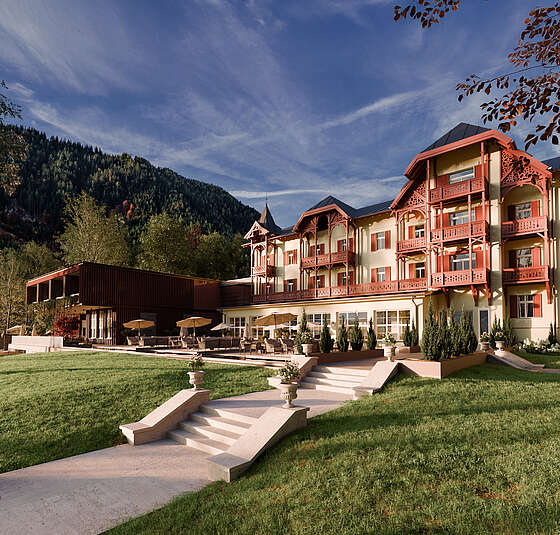 Außenansicht des Designhotels am Achensee mit Garten und Tiroler Bergkulisse