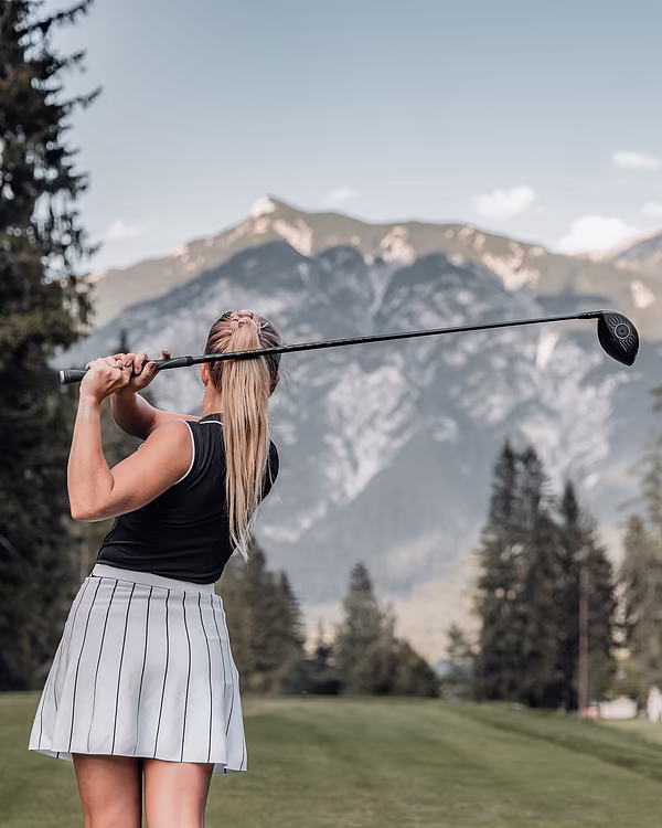 Frau golft am Golfplatz in Pertisau